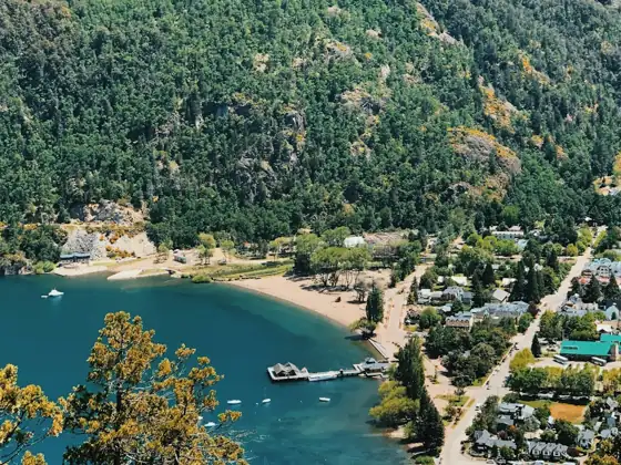 Vista de San Martín de los Andes y el lago Lácar desde el lote